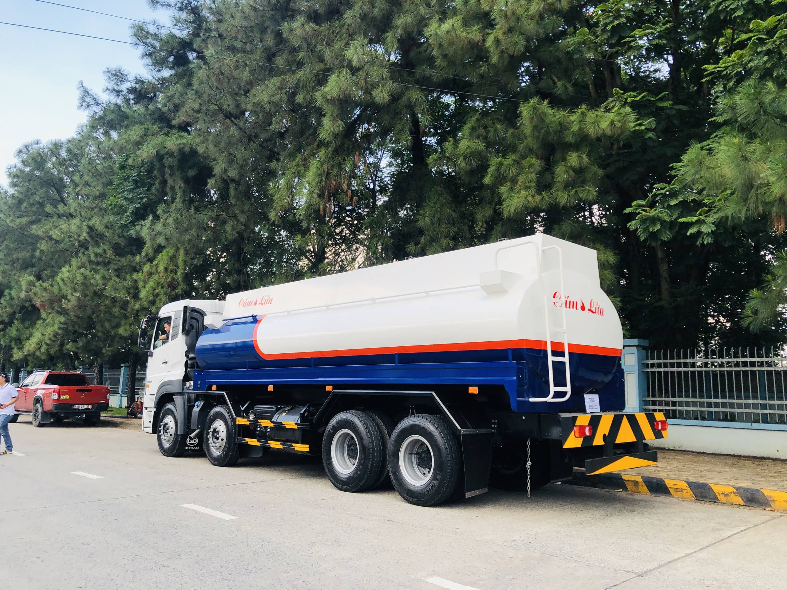 8x4 bồn xitec/bon_4_chan